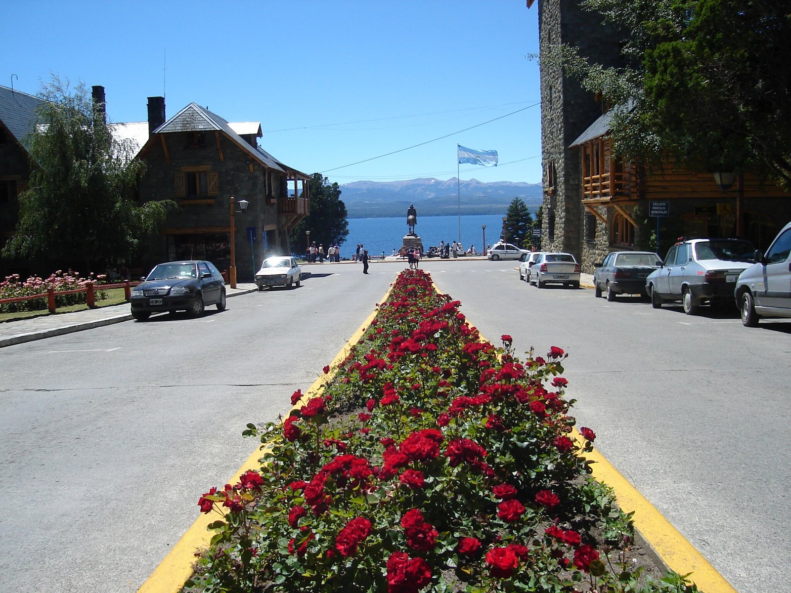 Centro Cívico em Bariloche com Nahuel Huapi azul